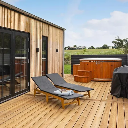 Amazing In With Jacuzzi - G11301 Nordenbro Vesteregn